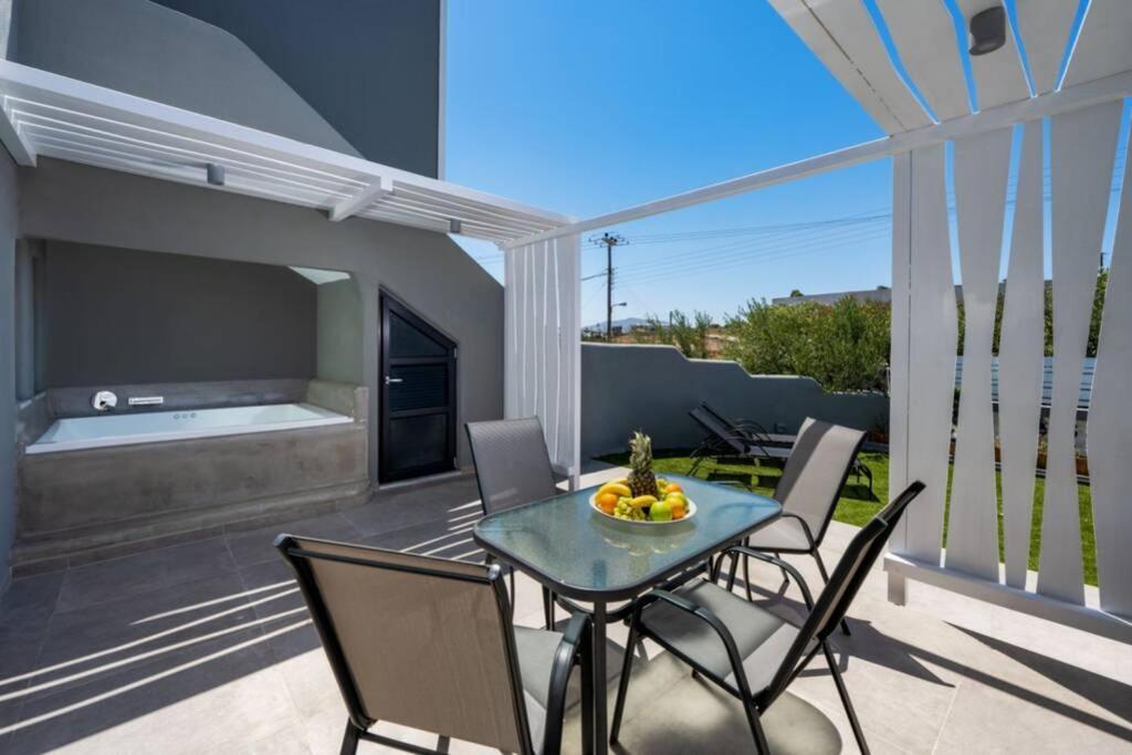 Christianna & George Luxury Hot Tub Apartment Fira  Extérieur photo