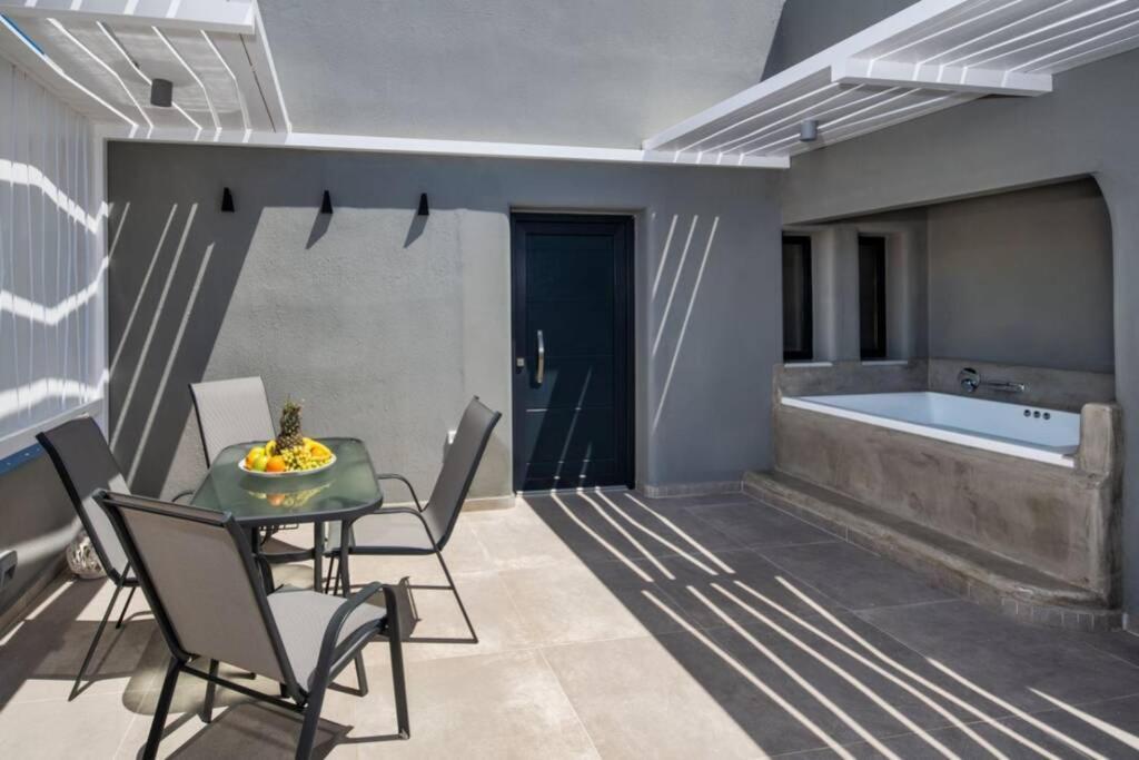 Christianna & George Luxury Hot Tub Apartment Fira  Extérieur photo