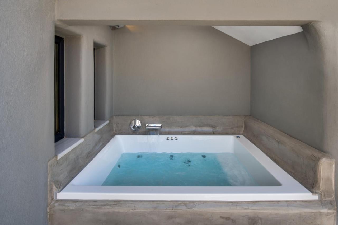 Christianna & George Luxury Hot Tub Apartment Fira  Extérieur photo