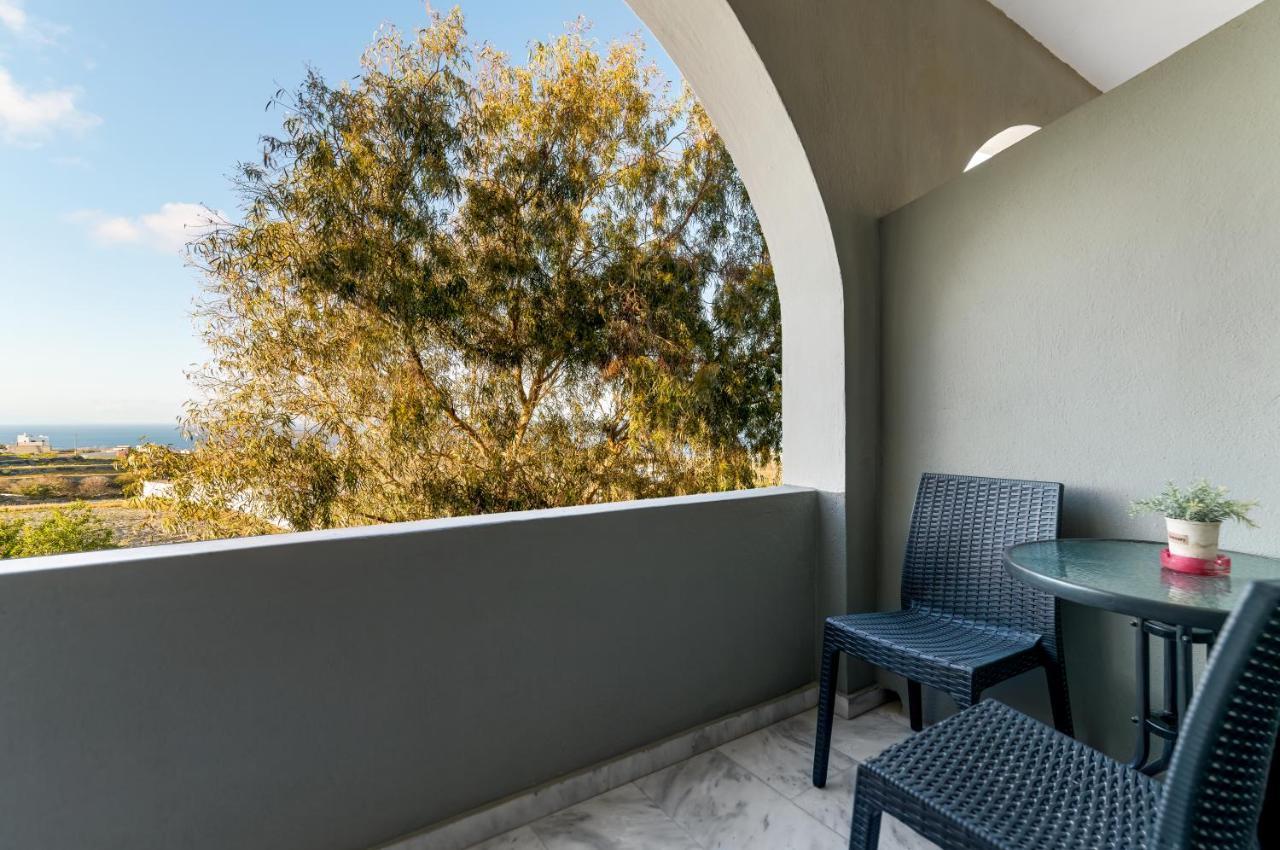 Christianna & George Luxury Hot Tub Apartment Fira  Extérieur photo